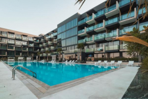 Smart Home, King Bed, Fully Equipped Kitchen, Free Parking, Highly rated, 2 minutes walk from Starbucks, Big Balcony High Ceiling, Ground Floor, Pool, Gym, Around the clock guest support